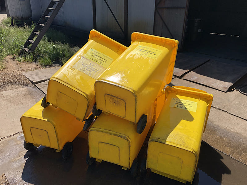 Промывка желтых контейнеров для отходов класса б